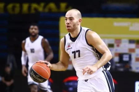 Βασίλης Μουράτος