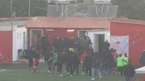 Σκηνές χάους και ντροπής σε αγώνα Γ’ Εθνικής: Τραυματίστηκαν δύο ποδοσφαιριστές στα άγρια επεισόδια! (VIDEO) afantou thiella episodeia2