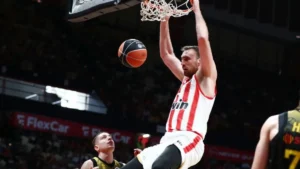 Ο Ολυμπιακός λύγισε την εξαιρετική ΑΕΚ με πολύ καλούς Peters και Λαρεντζάκη Ολυμπιακός - ΑΕΚ