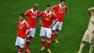 benfica stand dejected as chelsea celebrate at the amsterdam arena Κυπέλλου
